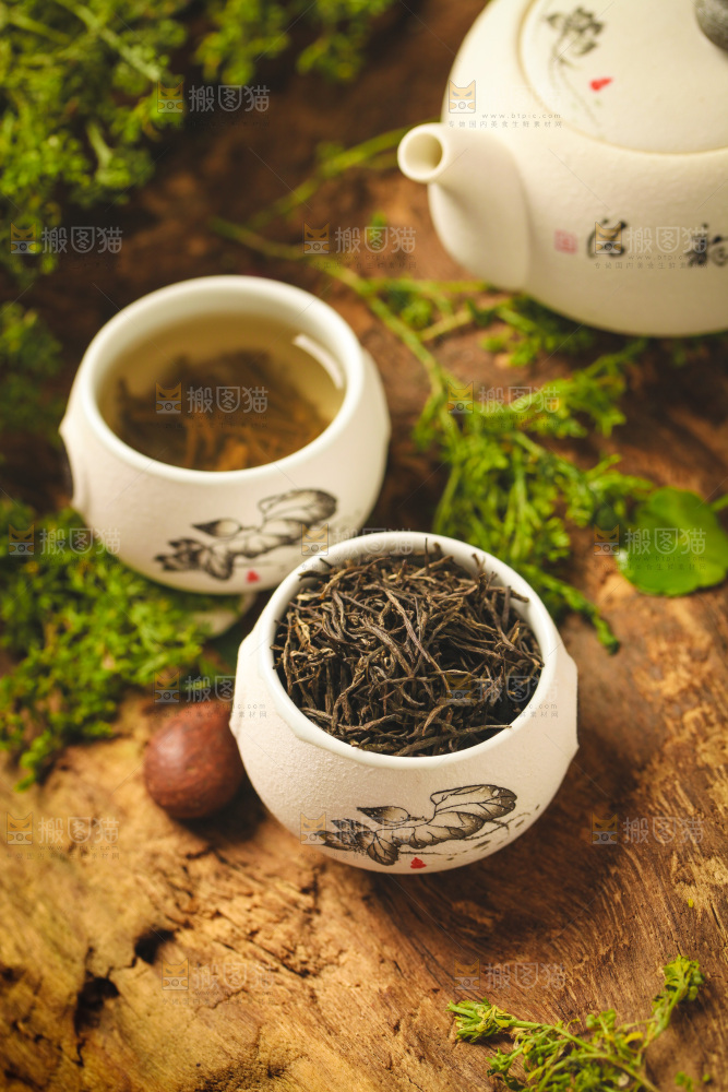 杯子里装着毛尖茶茶叶