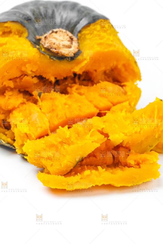 白底上摆放着板栗南瓜