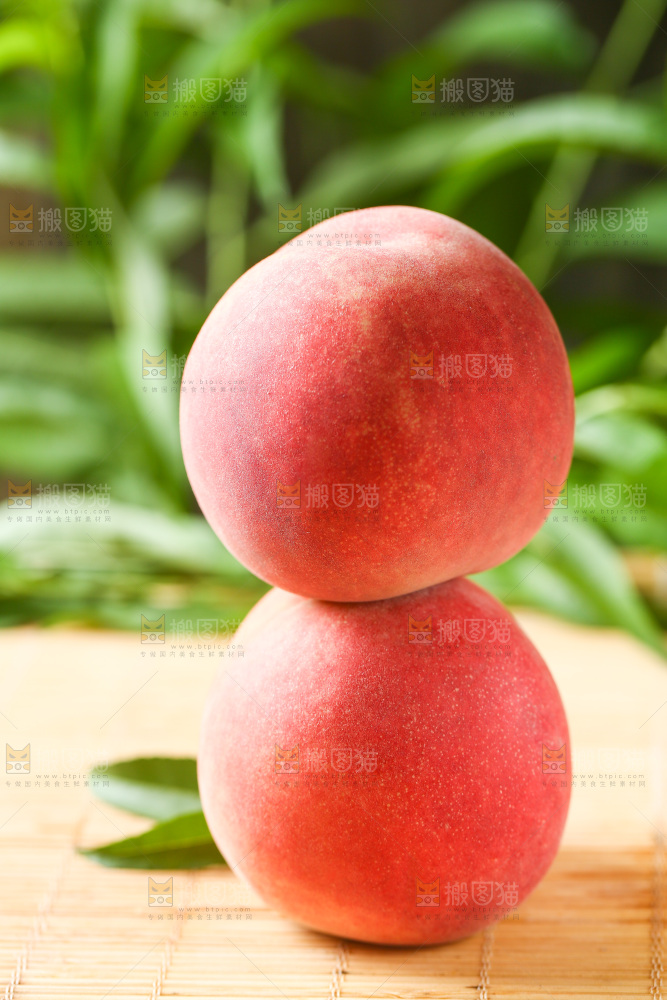 木垫上放着陕西水蜜桃