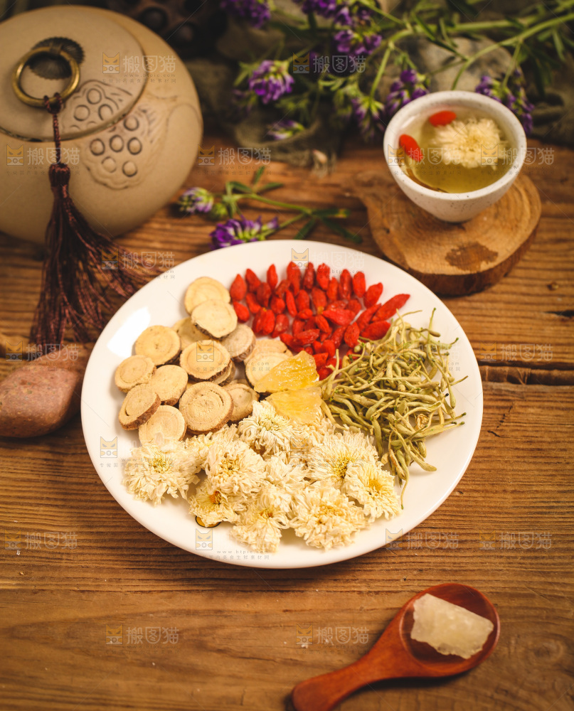 盘子里装着花茶食材