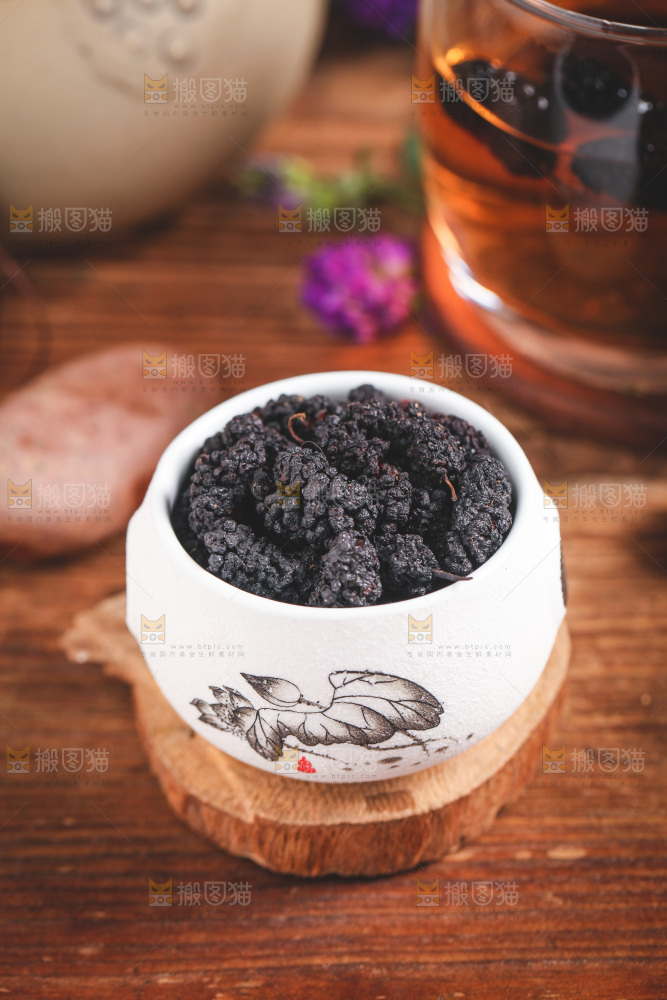 杯子里装着桑葚干