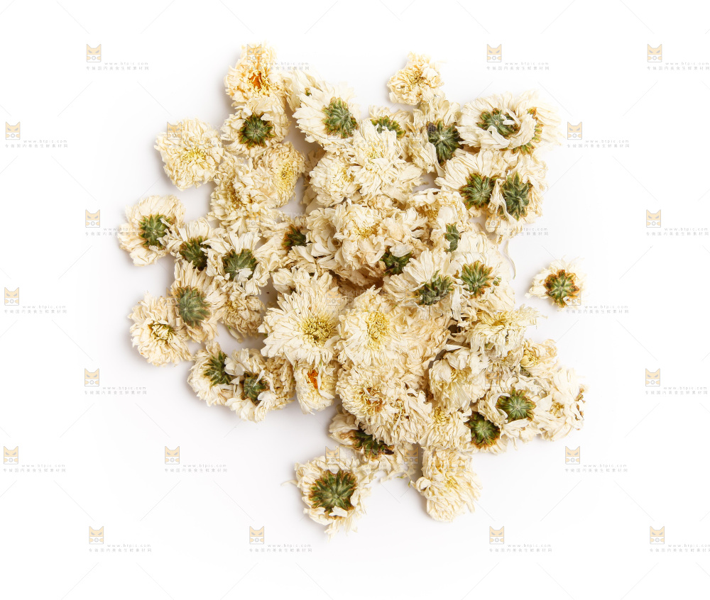 白底上摆放着白菊花茶