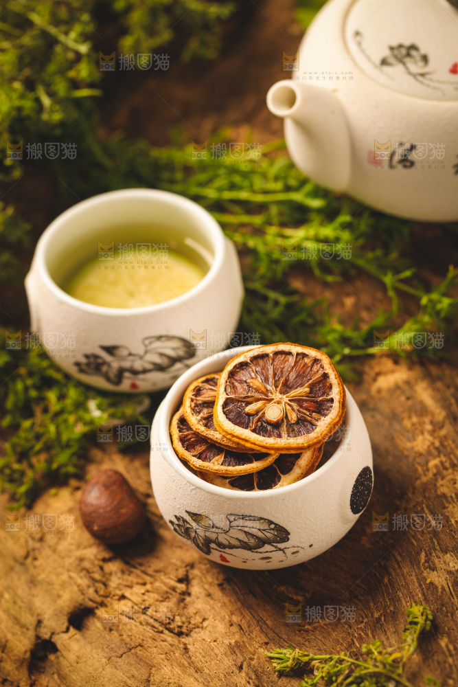 杯子里装着干柠檬片