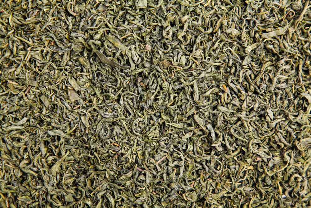 白底上摆放着绿茶
