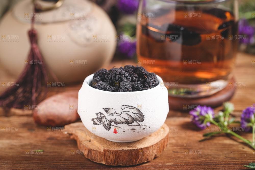 杯子里装着桑葚干
