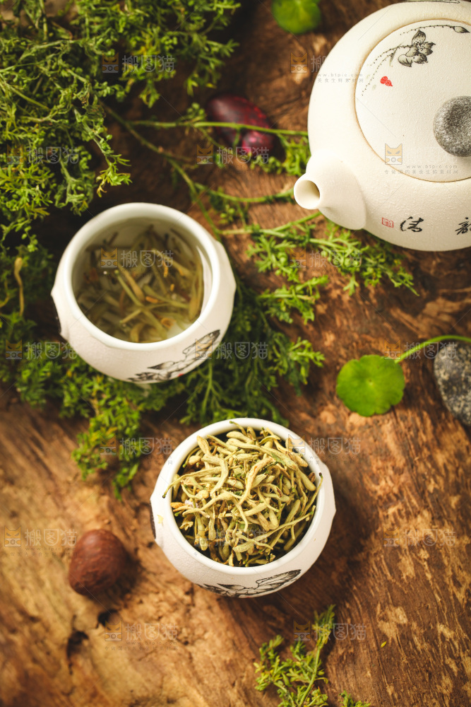 杯子里装着金银花