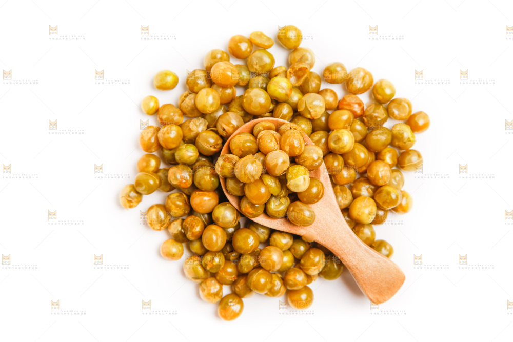白底上摆放着青豌豆