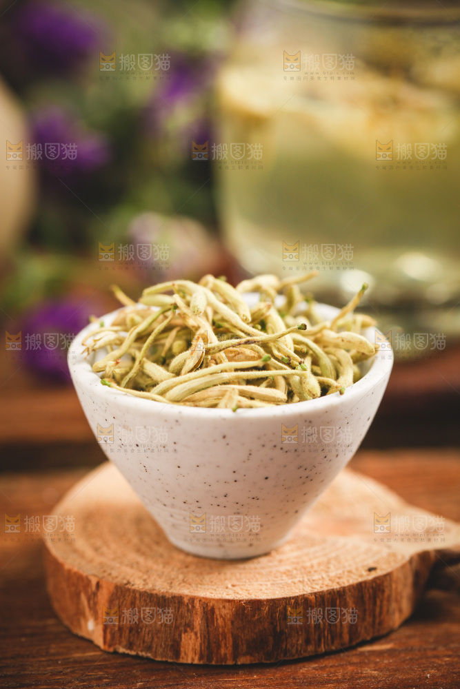茶杯里放着金银花