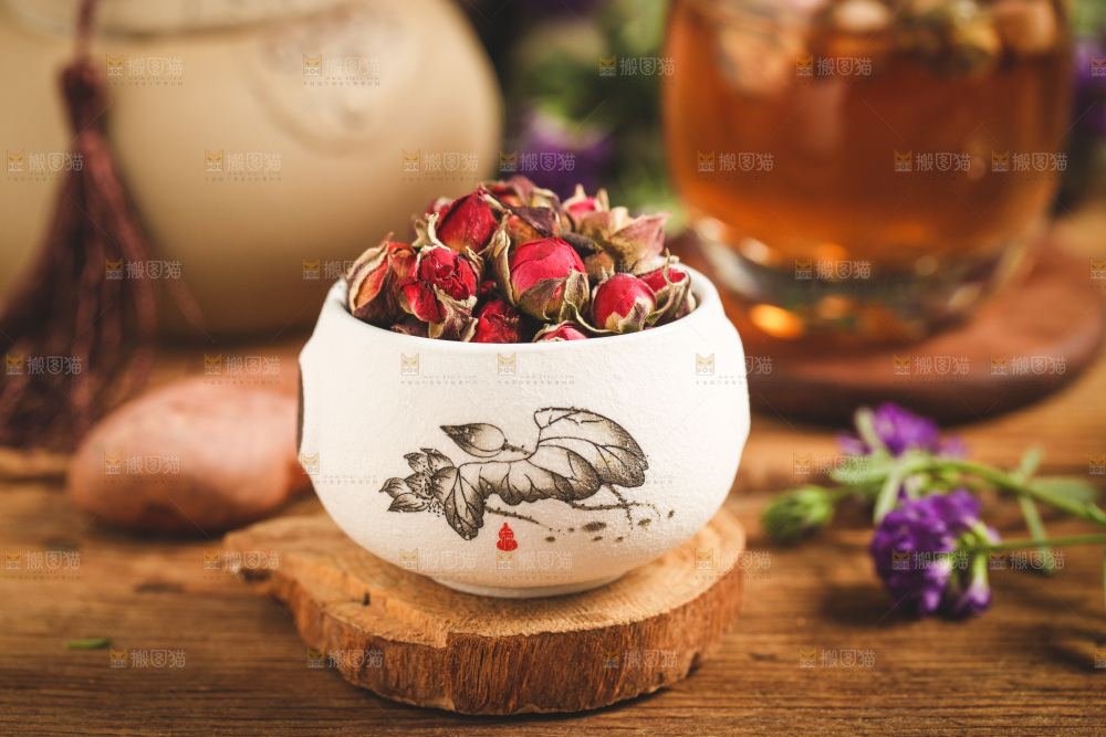 杯子里装着干玫瑰花