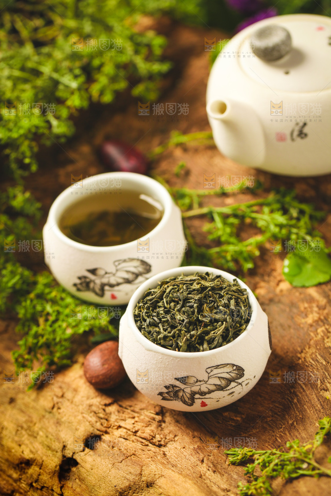 杯子里装着绿茶茶叶