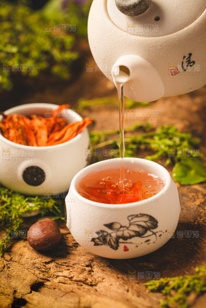 木底上放着一杯干百合茶