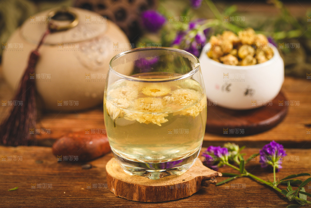 木底上放着一杯白菊花茶