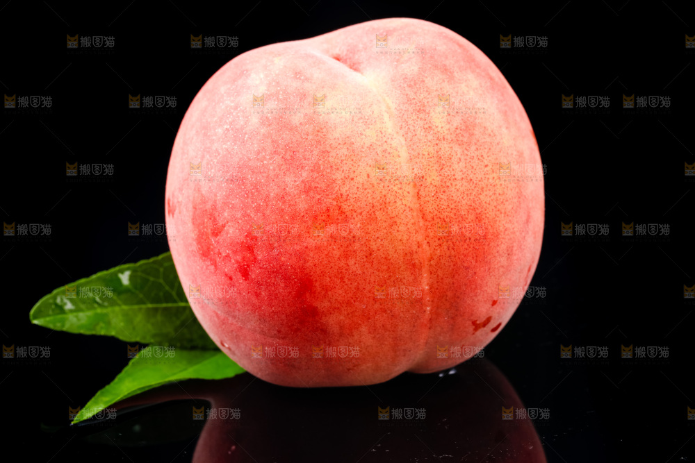 黑底上放着陕西水蜜桃
