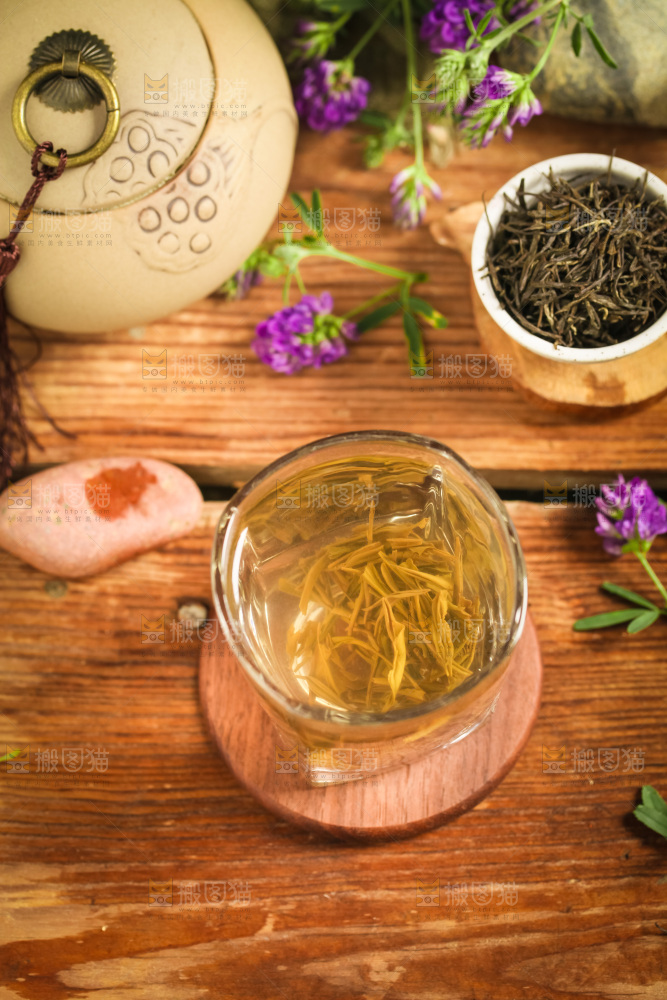 木底上放着上一杯毛尖茶