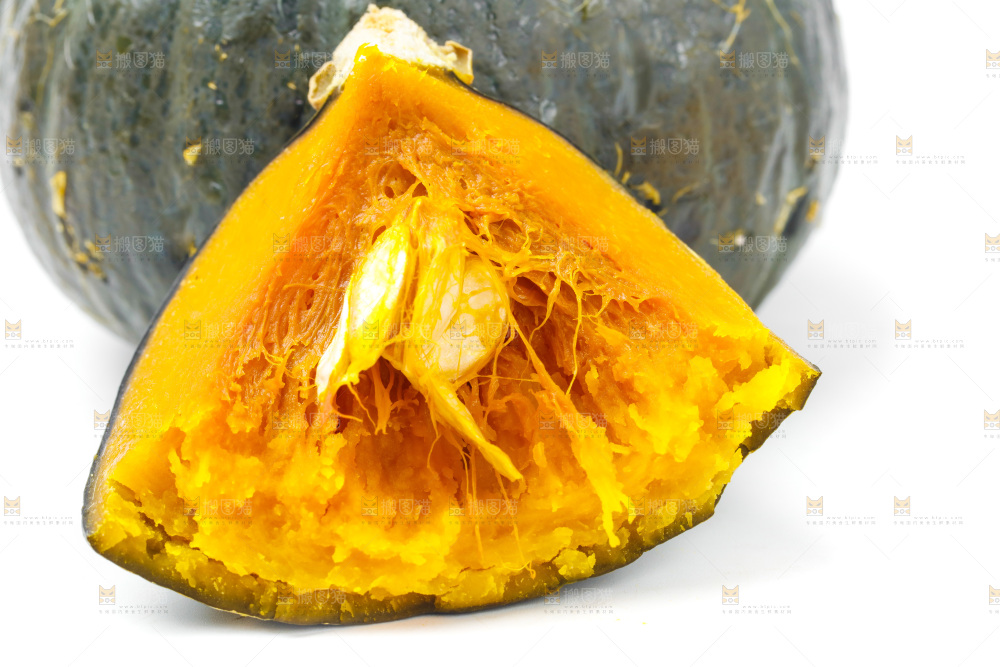 白底上摆放着绿贝贝南瓜