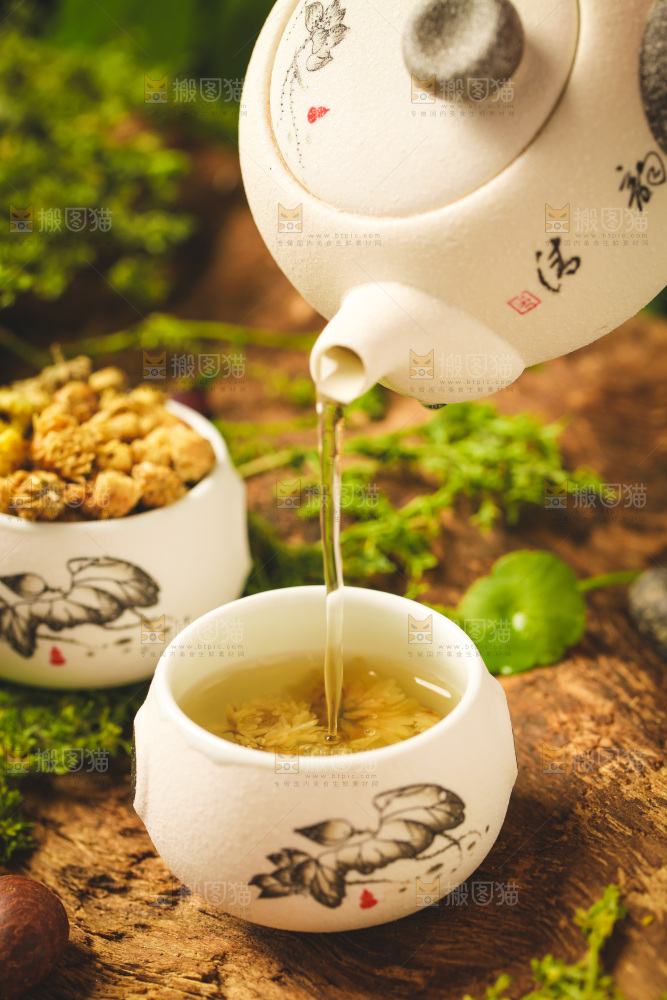 深底上放着一杯白菊花茶