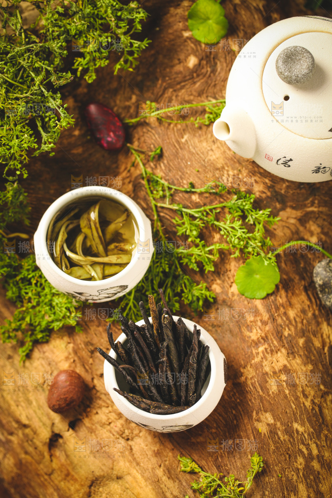 杯子里装着苦丁茶茶叶