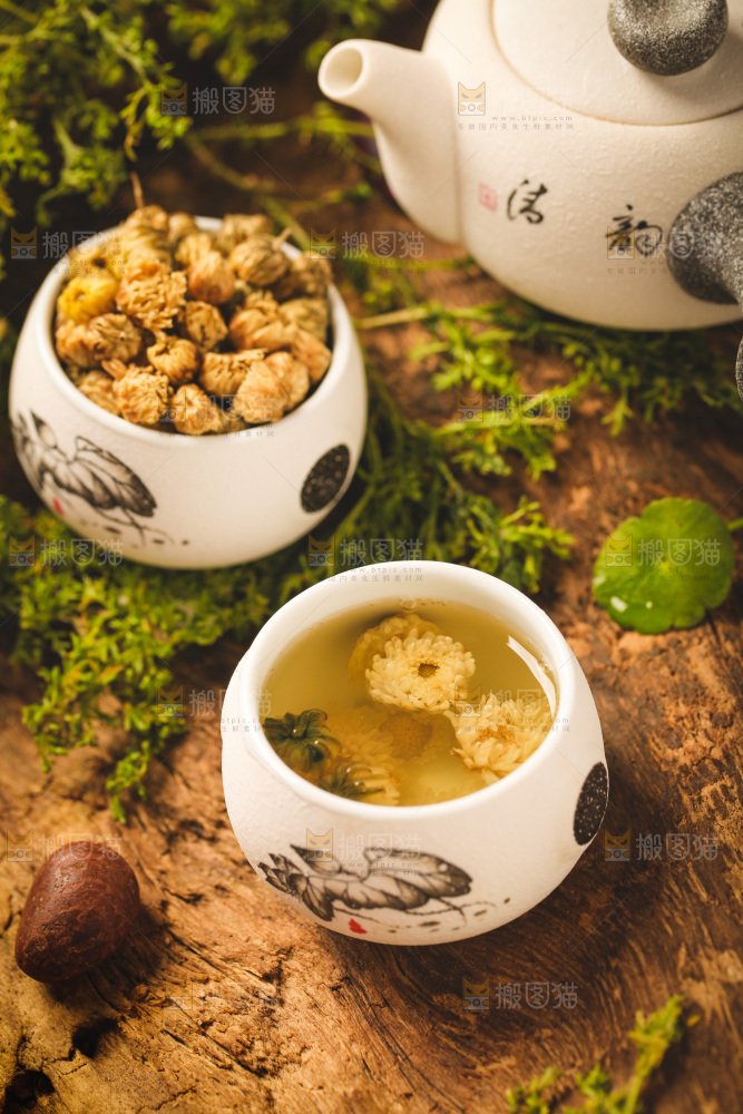 深底上放着一杯白菊花茶