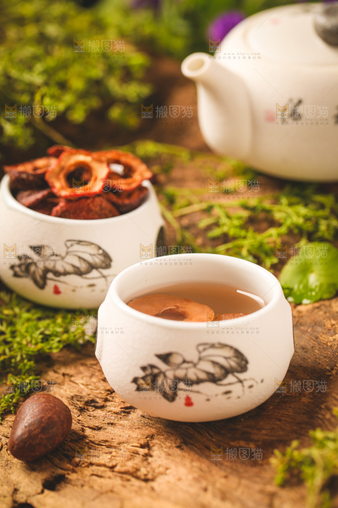 深底上放着一杯山楂片泡茶