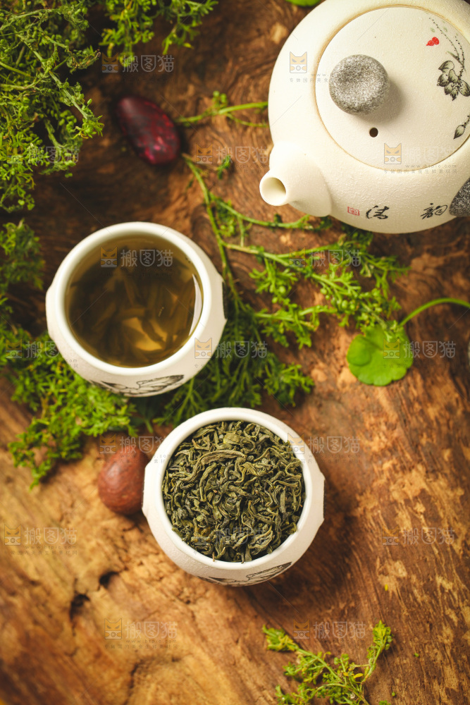 杯子里装着绿茶茶叶