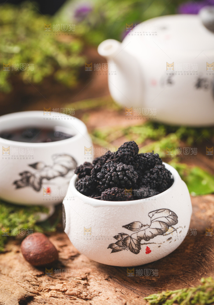 杯子里装着桑葚干
