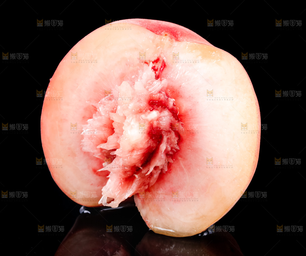 黑底上放着陕西水蜜桃