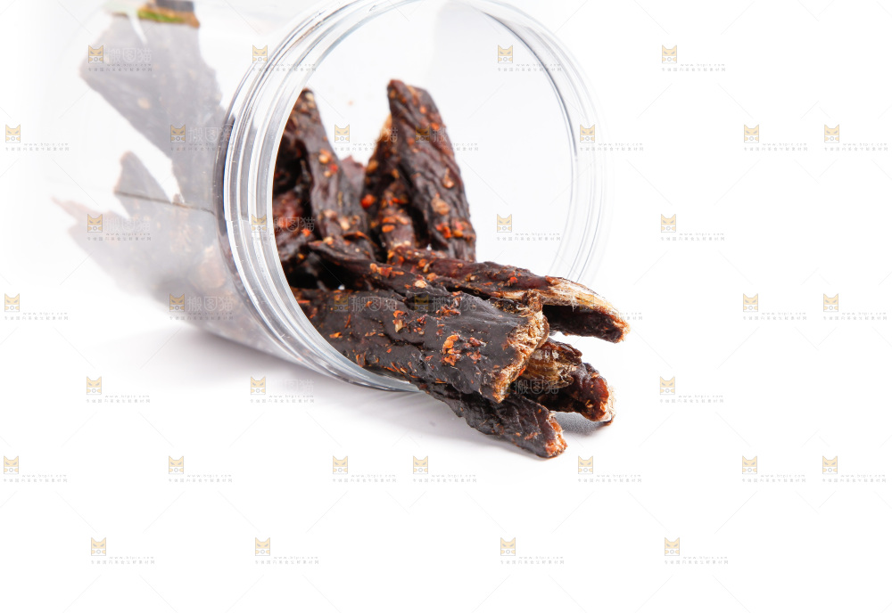 白底上放着牛肉干