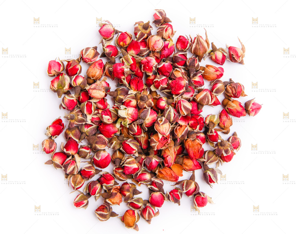 白底上放着玫瑰花茶