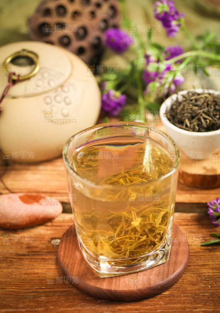 木底上放着上一杯毛尖茶