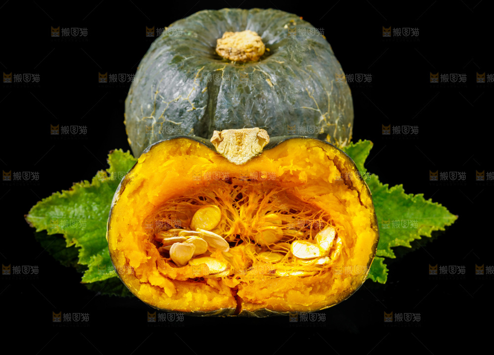 黑底上摆放着绿贝贝南瓜