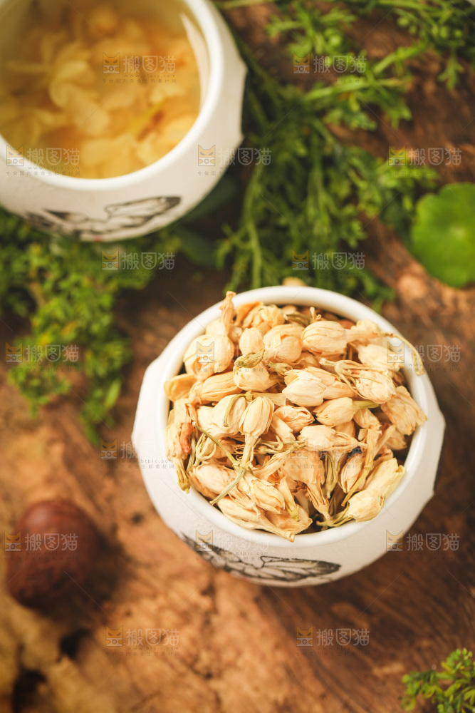 杯子里装着茉莉花