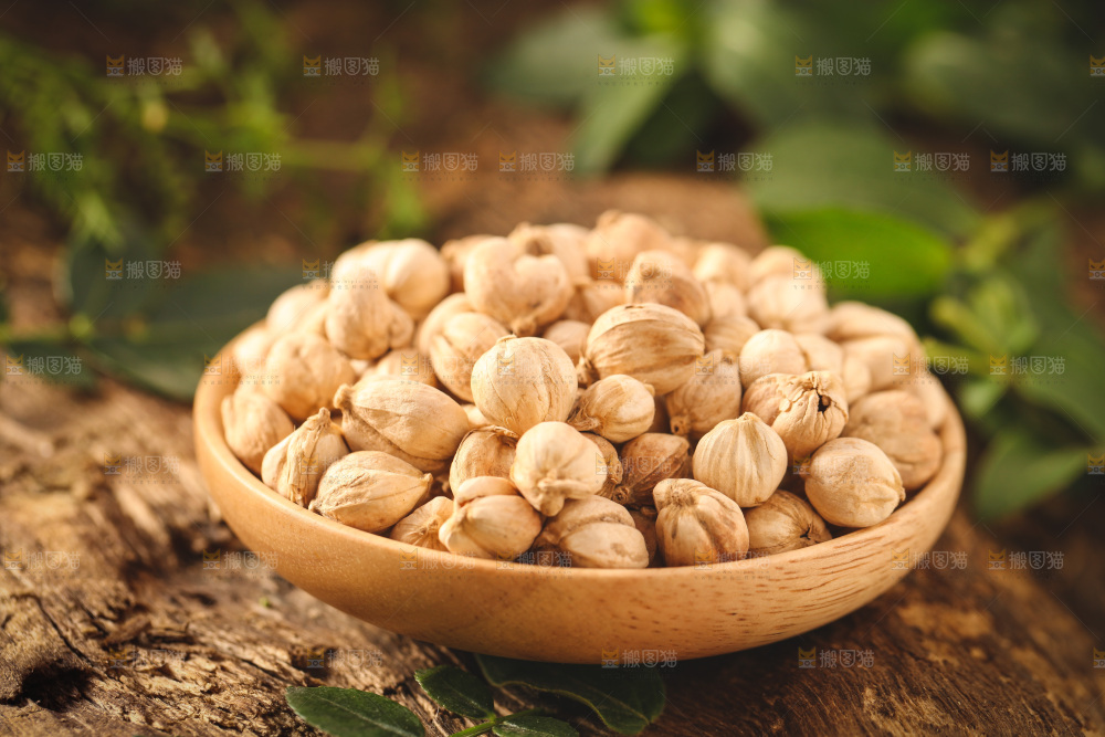 盘子里装着白豆蔻