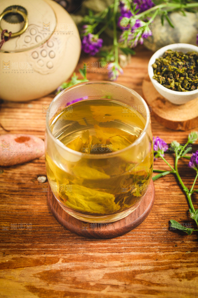 木底上放着一杯乌龙茶