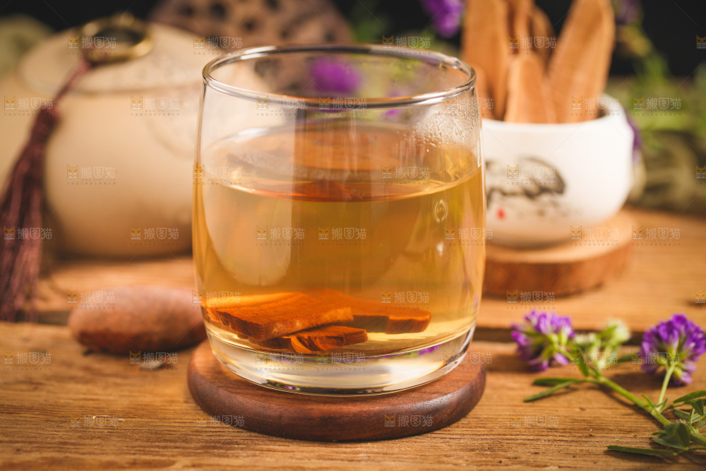 杯子里装着灵芝片泡茶