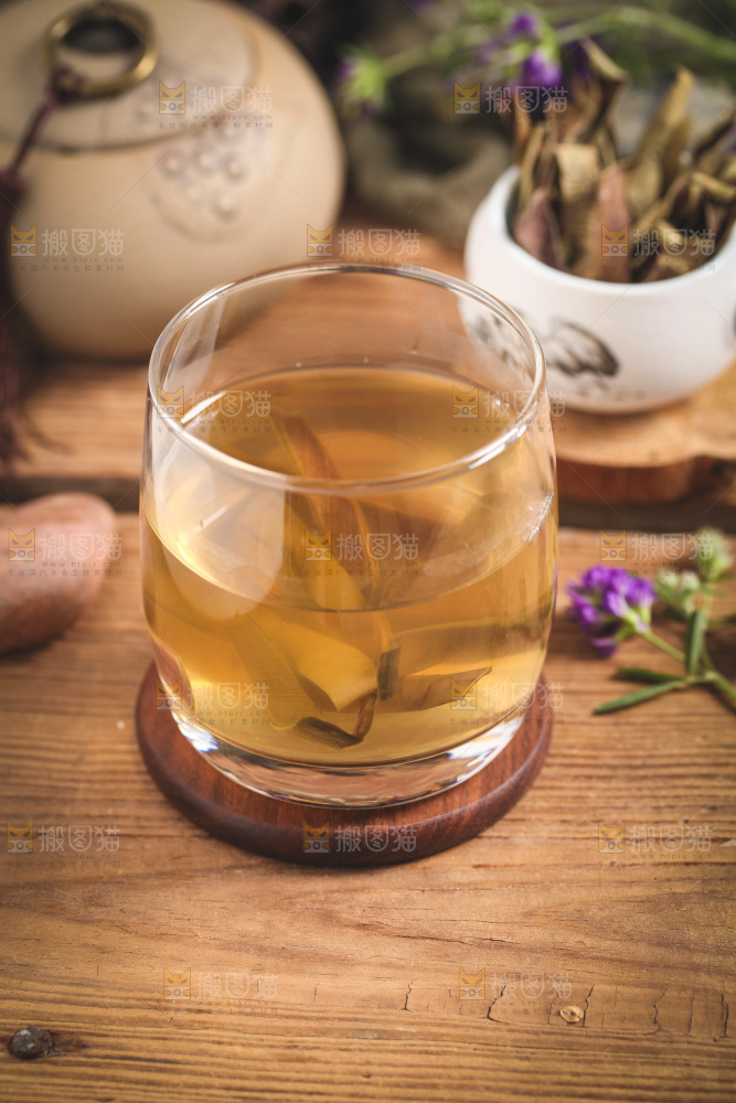 木底上放着一杯芦荟茶