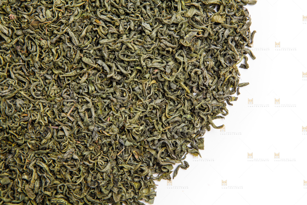 白底上摆放着绿茶
