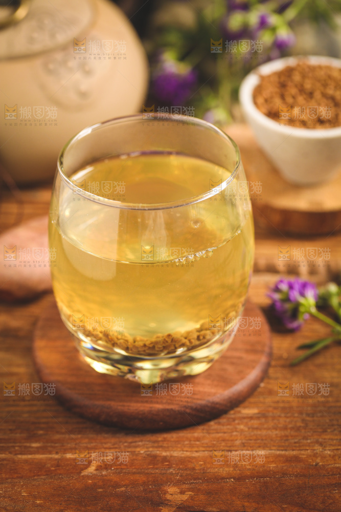 木底上放着一杯苦荞茶