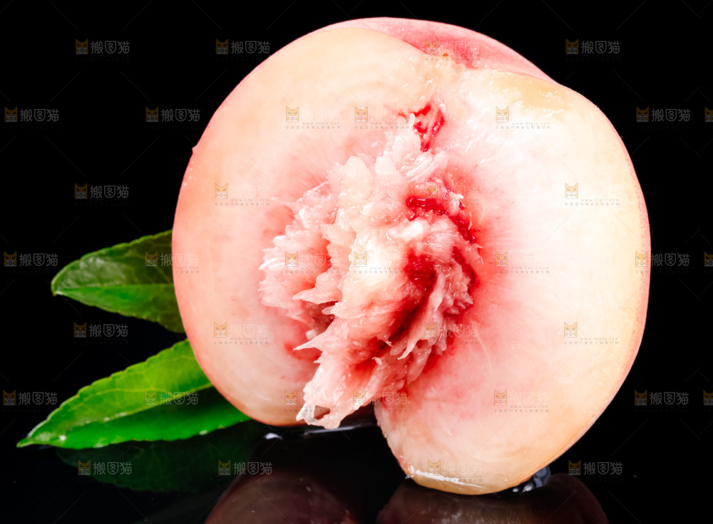 黑底上放着陕西水蜜桃