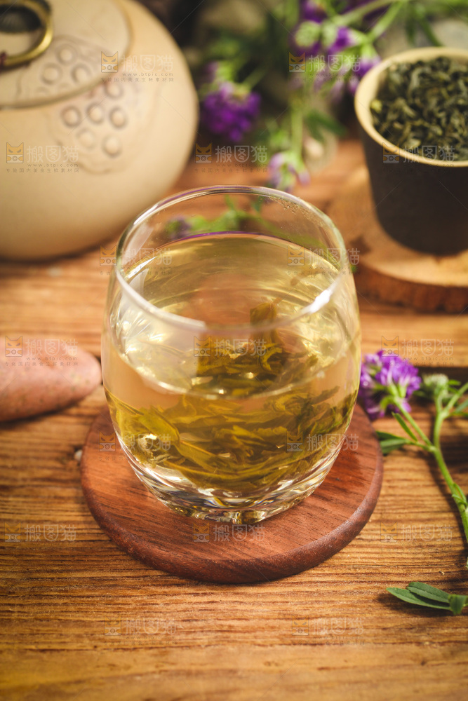 木底上放着一杯绿茶