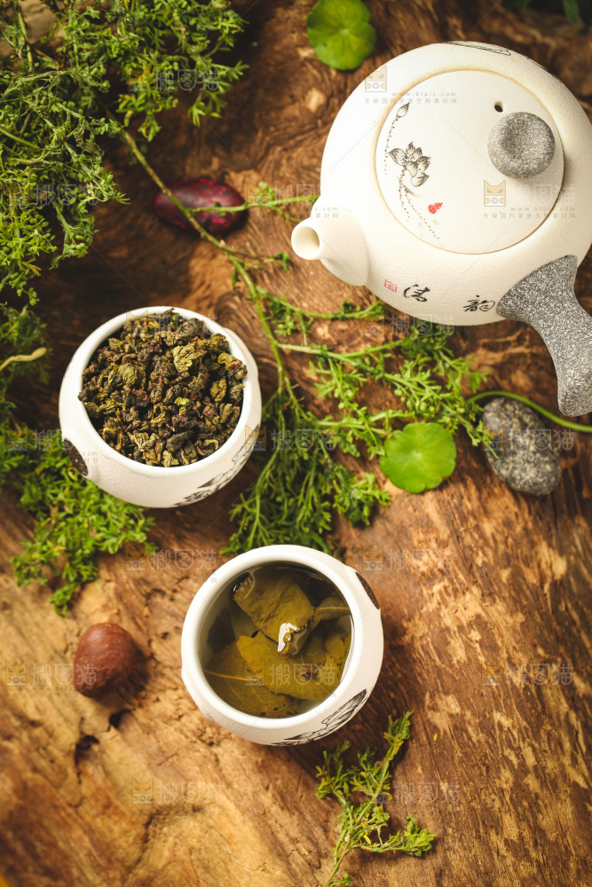 木底上放着一杯乌龙茶