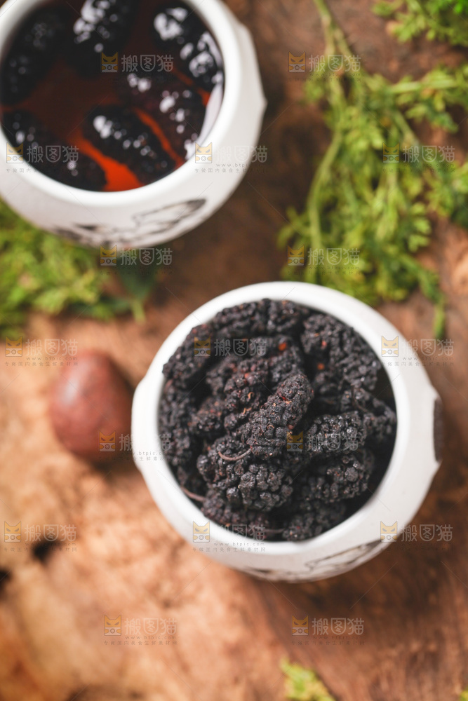 杯子里装着桑葚干