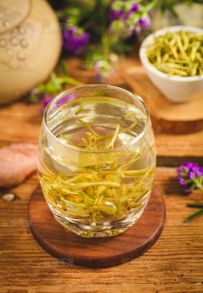 木底上放着一杯金银花茶