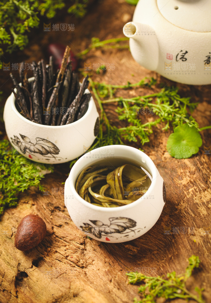 木底上放着一杯苦丁茶