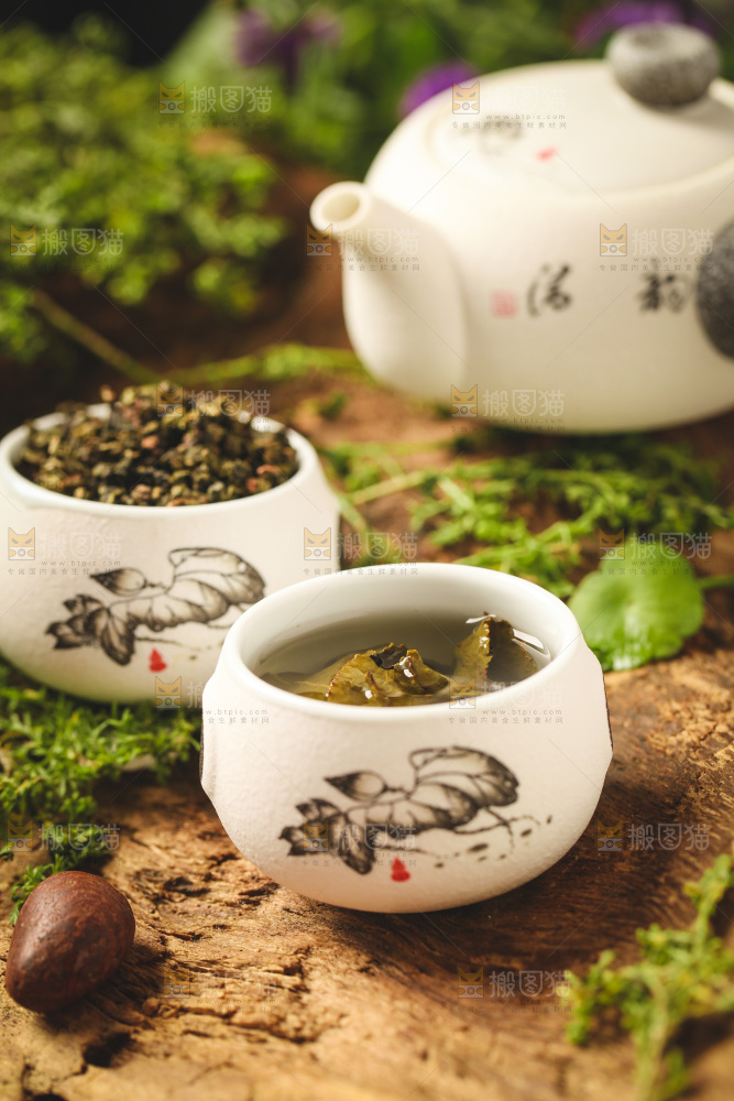 木底上放着一杯乌龙茶