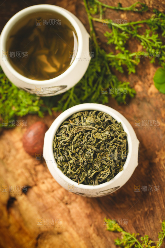 杯子里装着绿茶茶叶