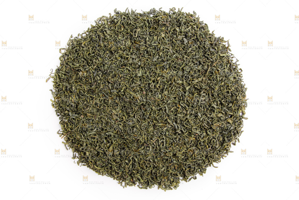 白底上摆放着绿茶