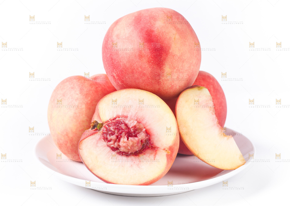 盘子里装着桃子