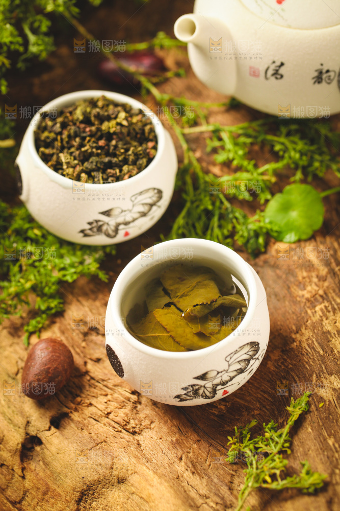 木底上放着一杯乌龙茶