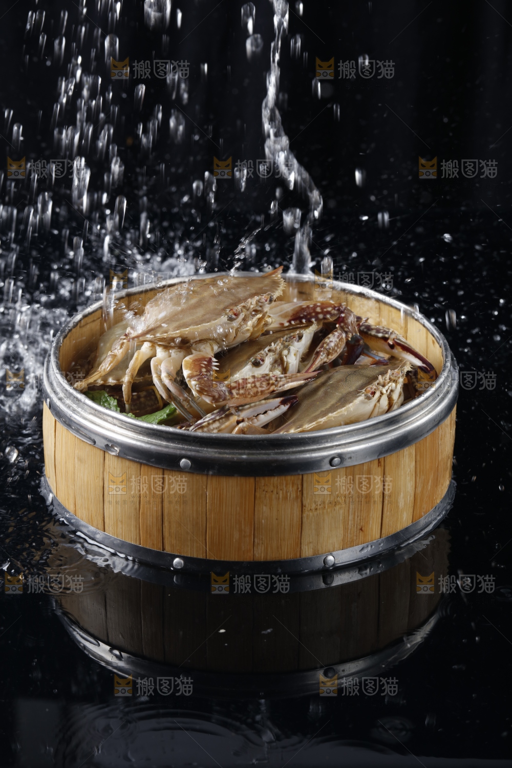 蒸笼里放着梭子蟹