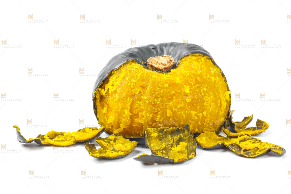 白底上摆放着板栗南瓜